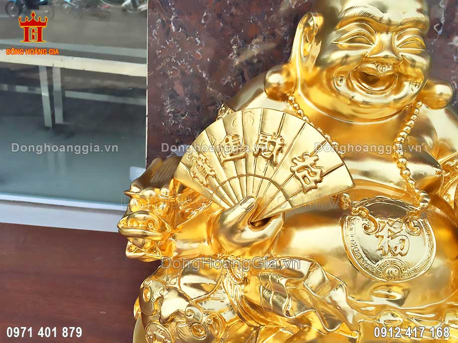 Bày trí tượng Phật Di Lặc ngồi mạ vàng tại phòng khách, phòng làm việc ý nghĩa